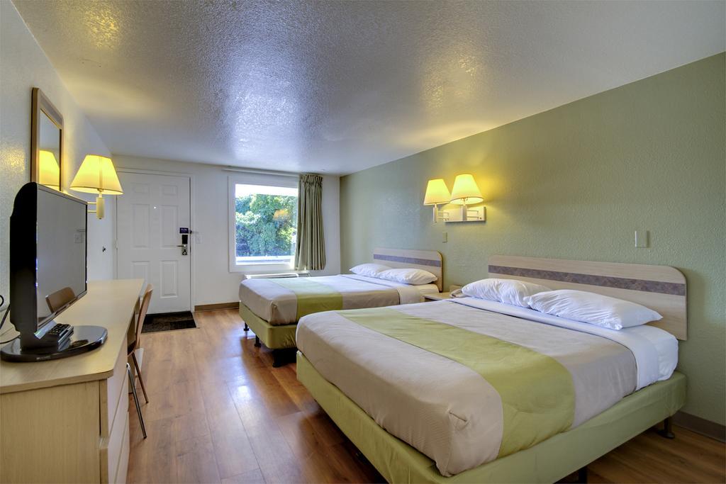 Rodeway Inn Windsor Mill Kültér fotó