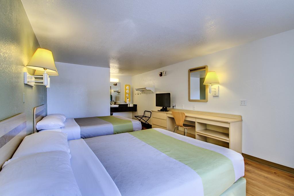 Rodeway Inn Windsor Mill Kültér fotó