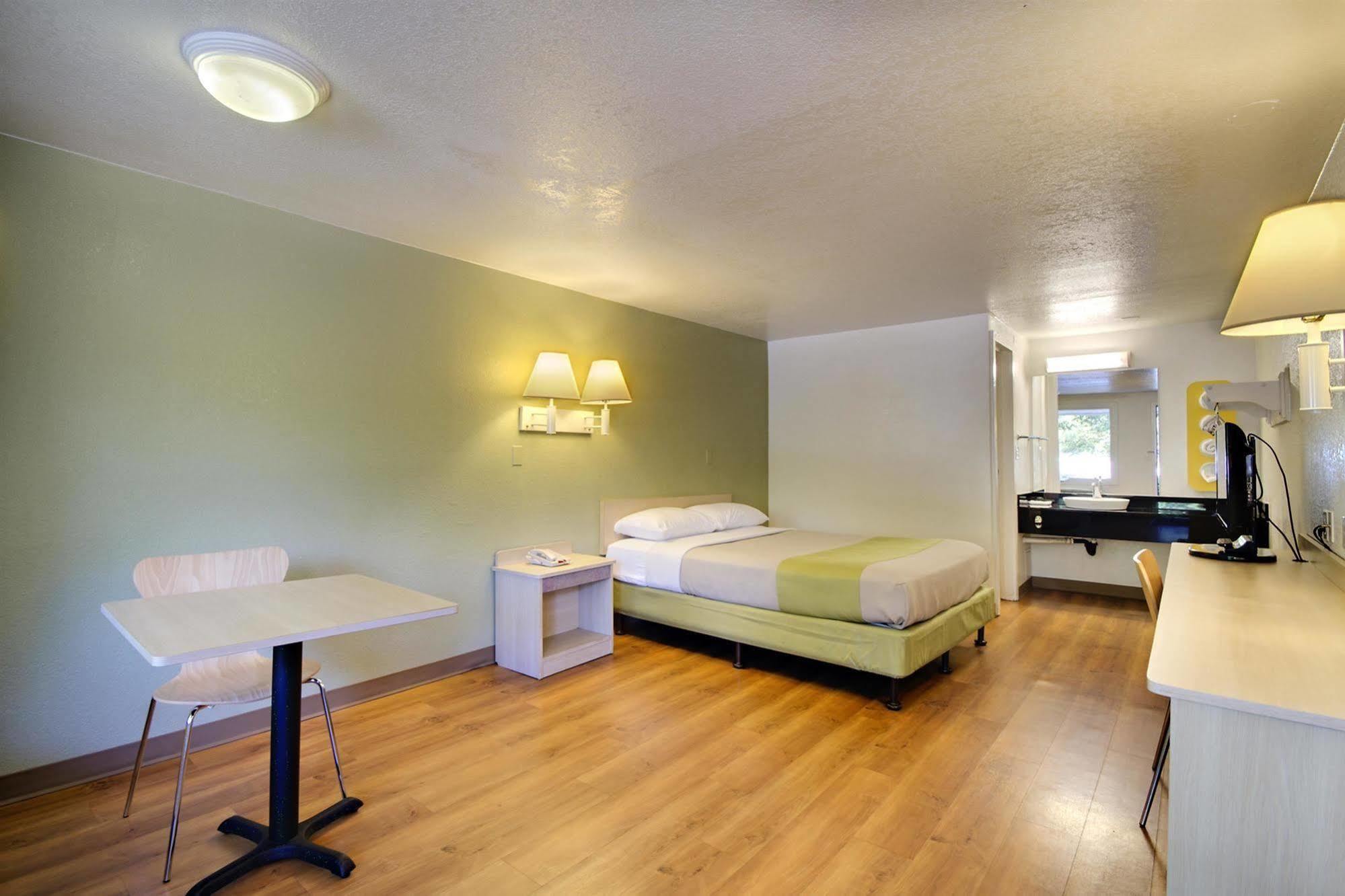 Rodeway Inn Windsor Mill Kültér fotó