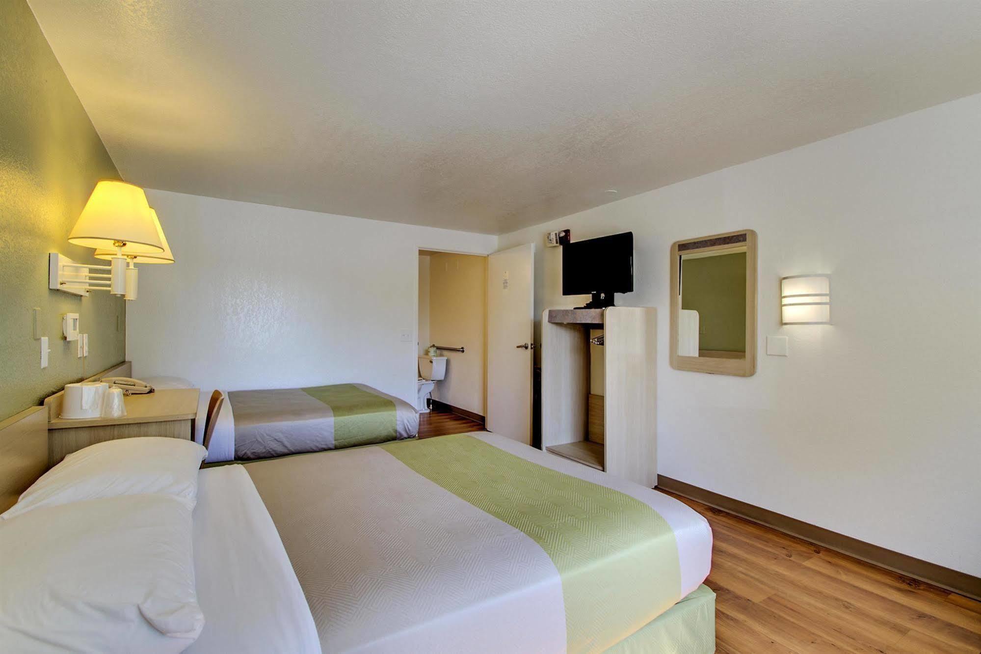 Rodeway Inn Windsor Mill Kültér fotó
