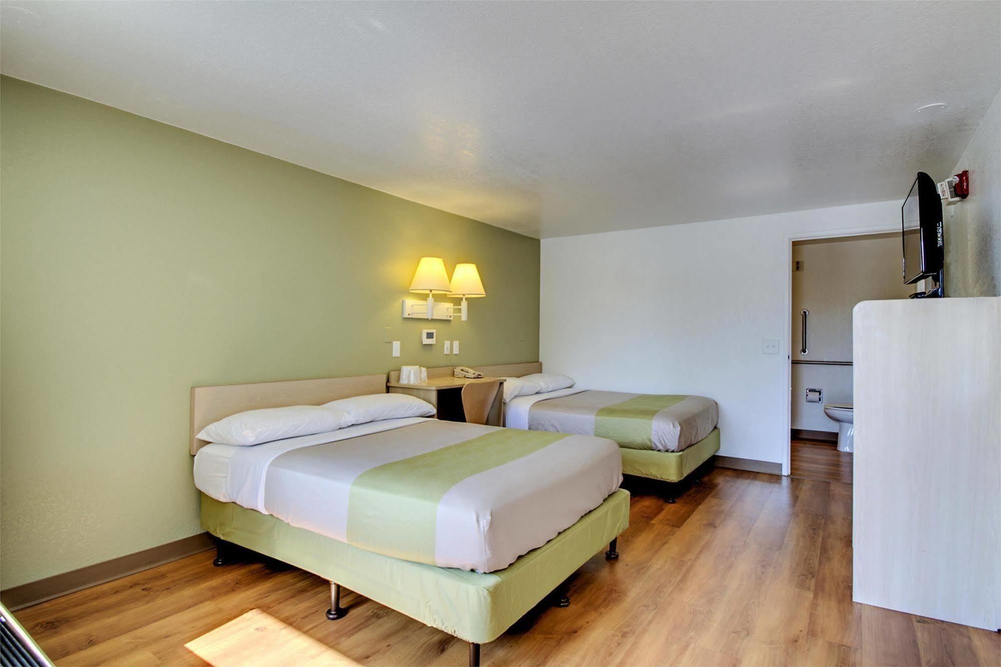 Rodeway Inn Windsor Mill Kültér fotó