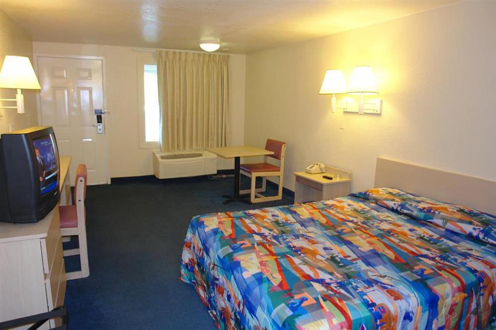 Rodeway Inn Windsor Mill Szoba fotó
