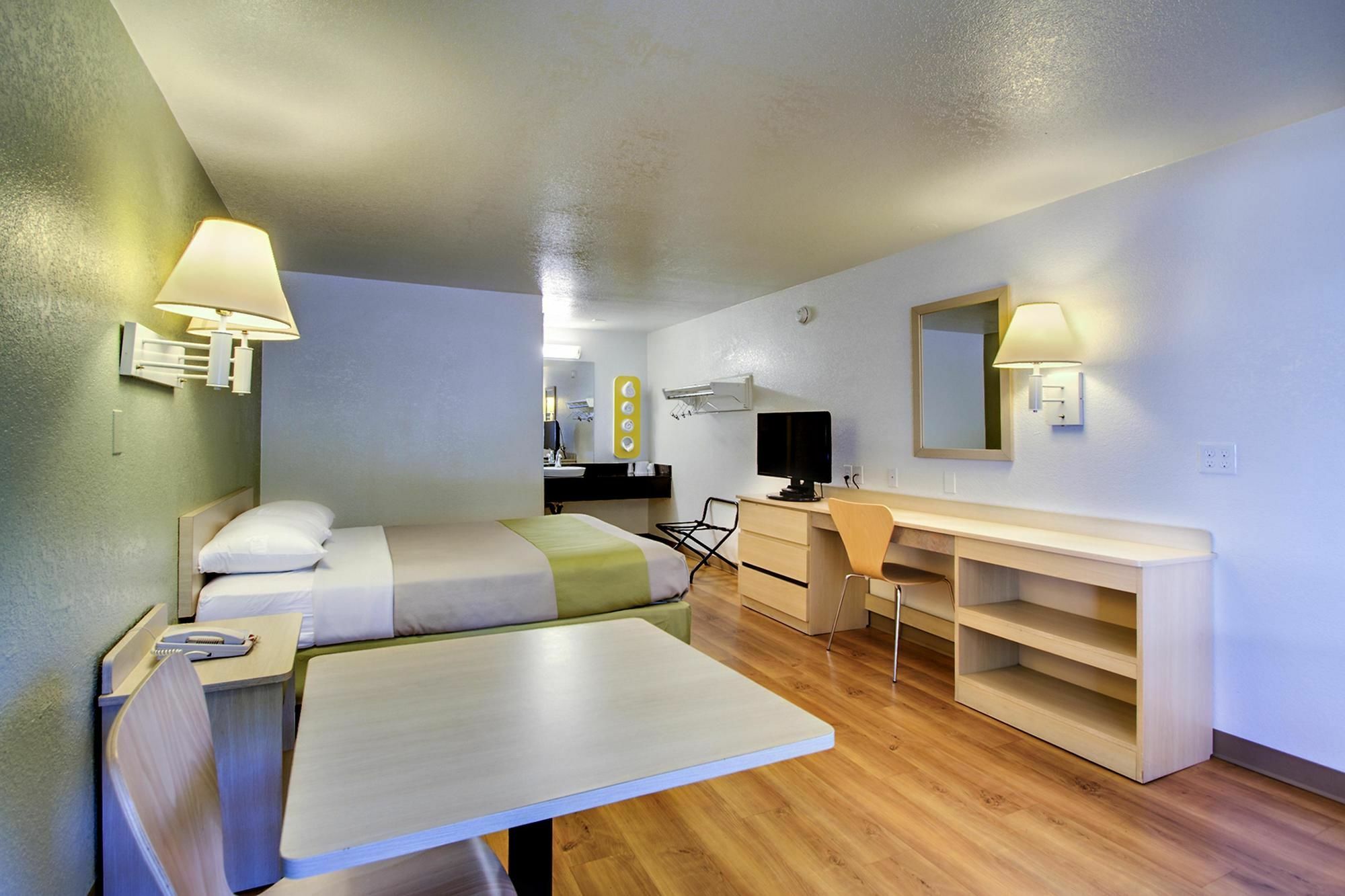 Rodeway Inn Windsor Mill Kültér fotó
